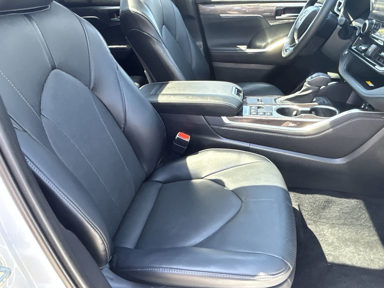 2023 Toyota Highlander hybrid in Oakville, Ontario