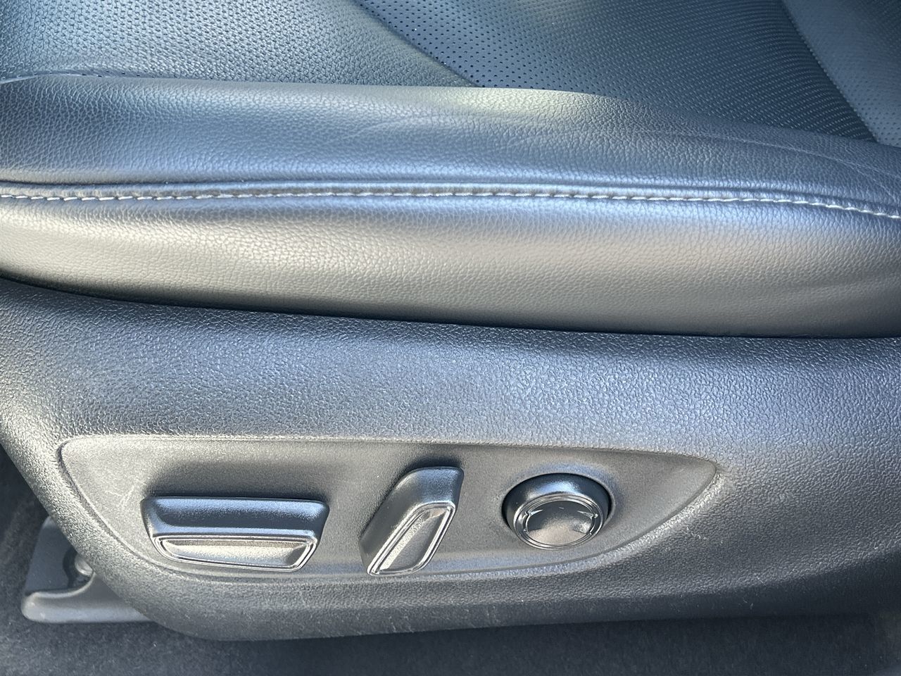 2023 Toyota Highlander hybrid in Oakville, Ontario