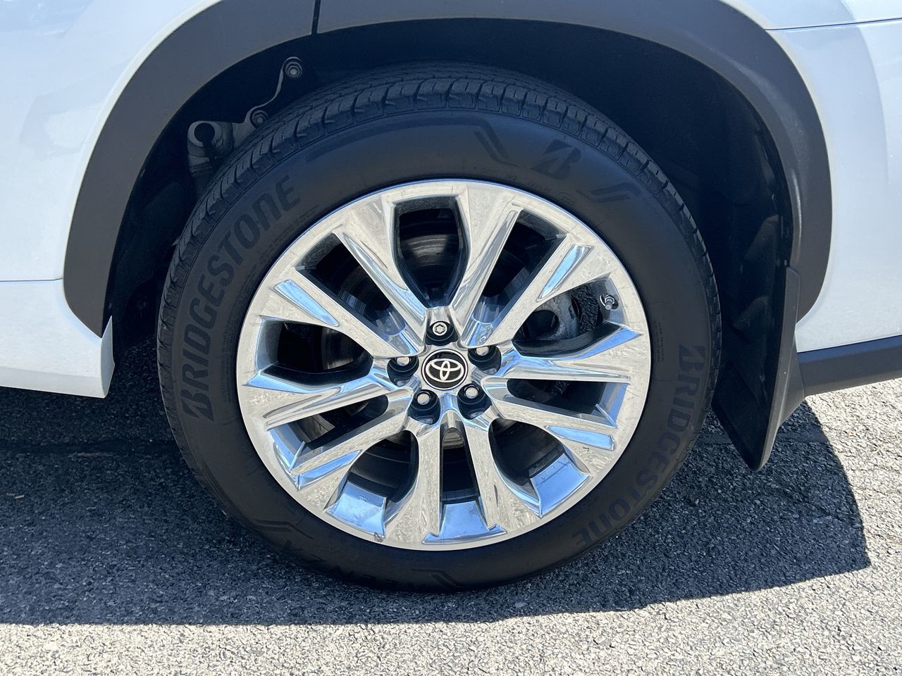 2023 Toyota Highlander hybrid in Oakville, Ontario