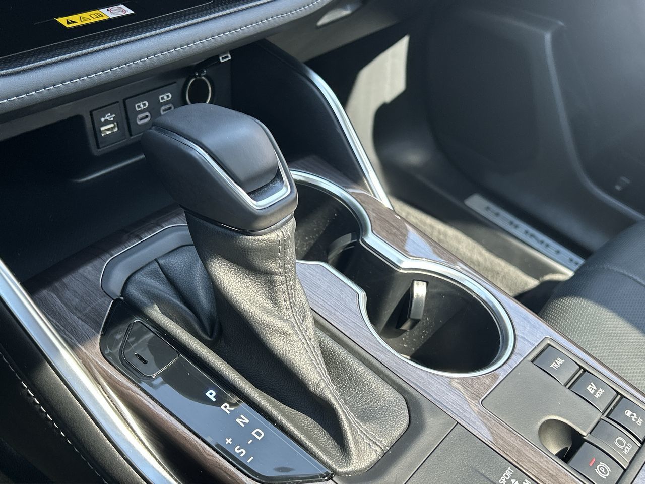 2023 Toyota Highlander hybrid in Oakville, Ontario