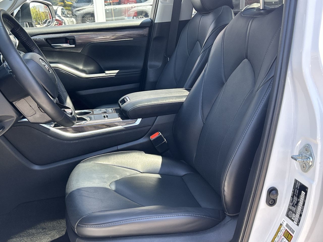 2023 Toyota Highlander hybrid in Oakville, Ontario