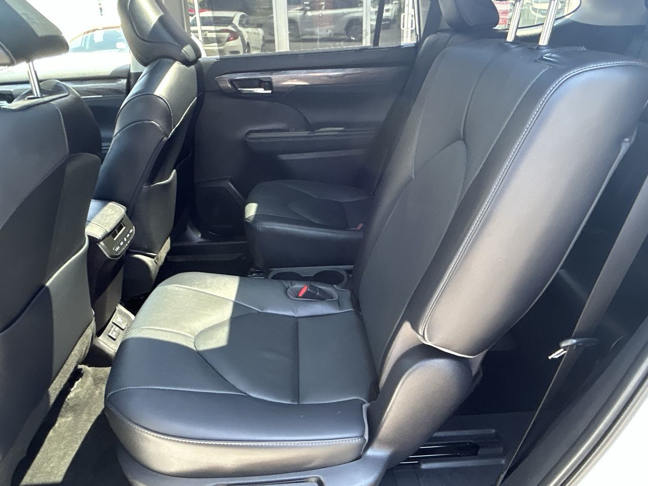 2023 Toyota Highlander hybrid in Oakville, Ontario