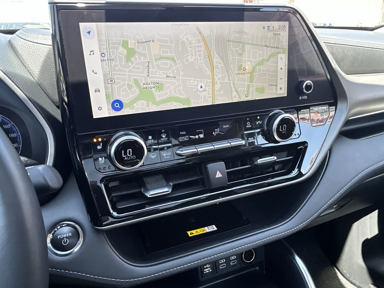 2023 Toyota Highlander hybrid in Oakville, Ontario