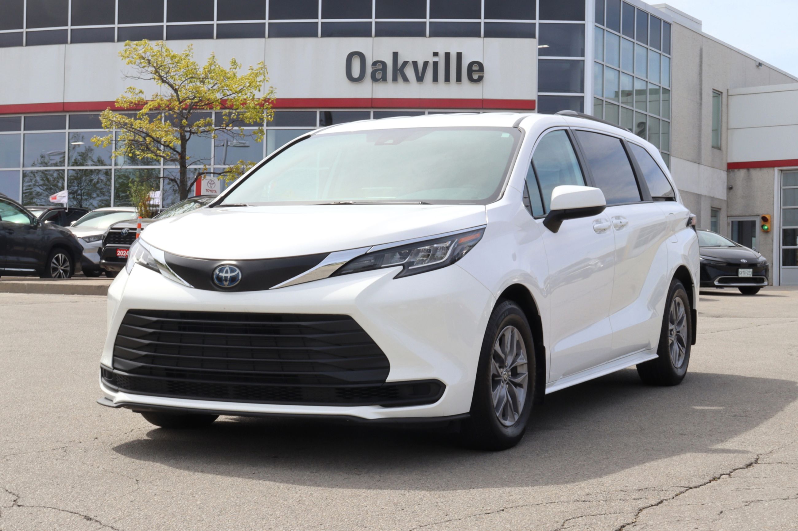 2023 Toyota Sienna Hybrid LE AWD | Clean Carfax | 8-Pass