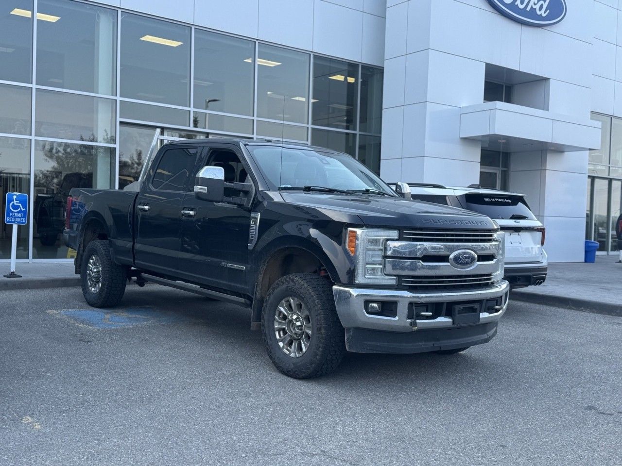 Photo 2017 Ford Super Duty F-350 SRW 4WD Crew Cab 6-3/4 Ft Box Lariat #3