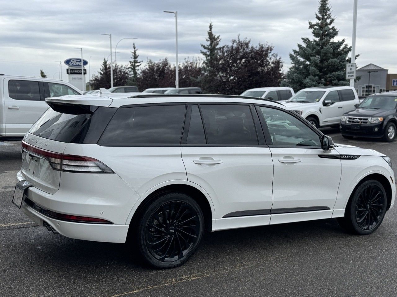 Photo 2023 Lincoln Aviator Reserve AWD #4