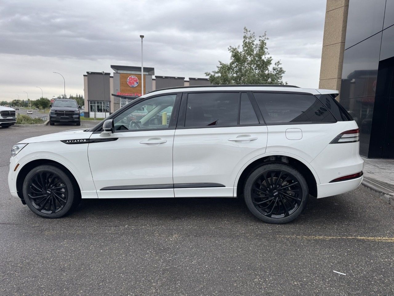 Photo 2023 Lincoln Aviator Reserve AWD #5