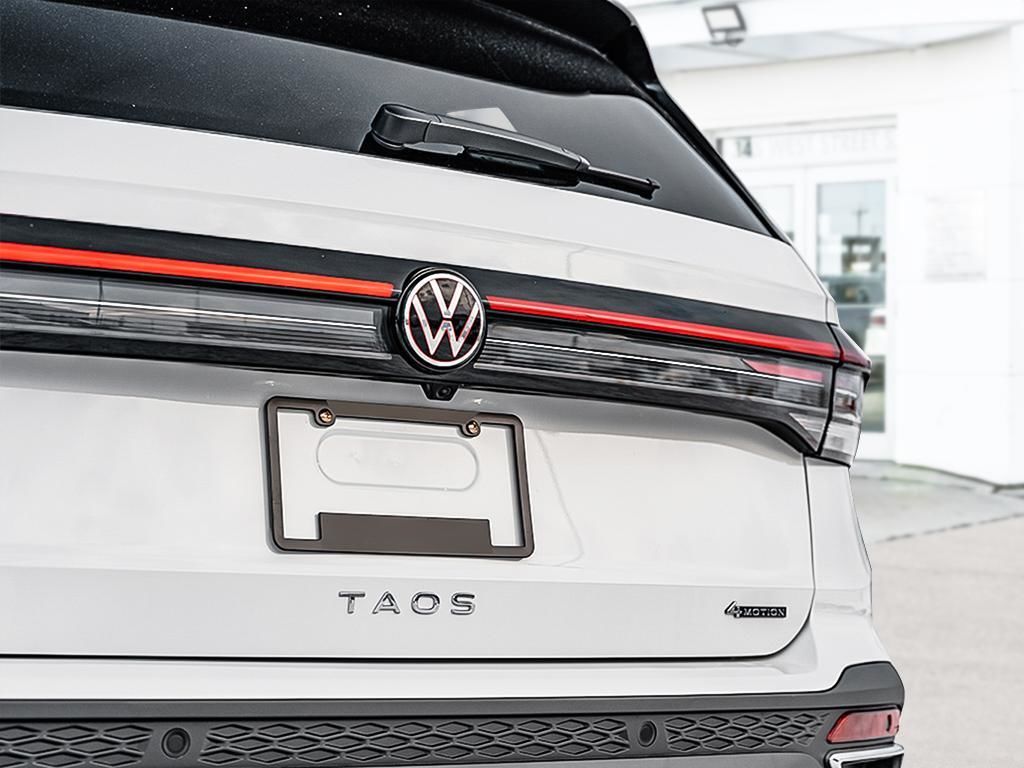 2025 Volkswagen Taos Comfortline No Options / Pure White
