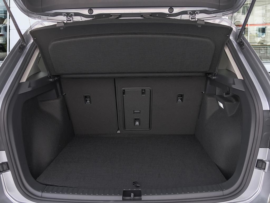 2025 Volkswagen Taos Highline No Options / Pyrite Silver Metallic