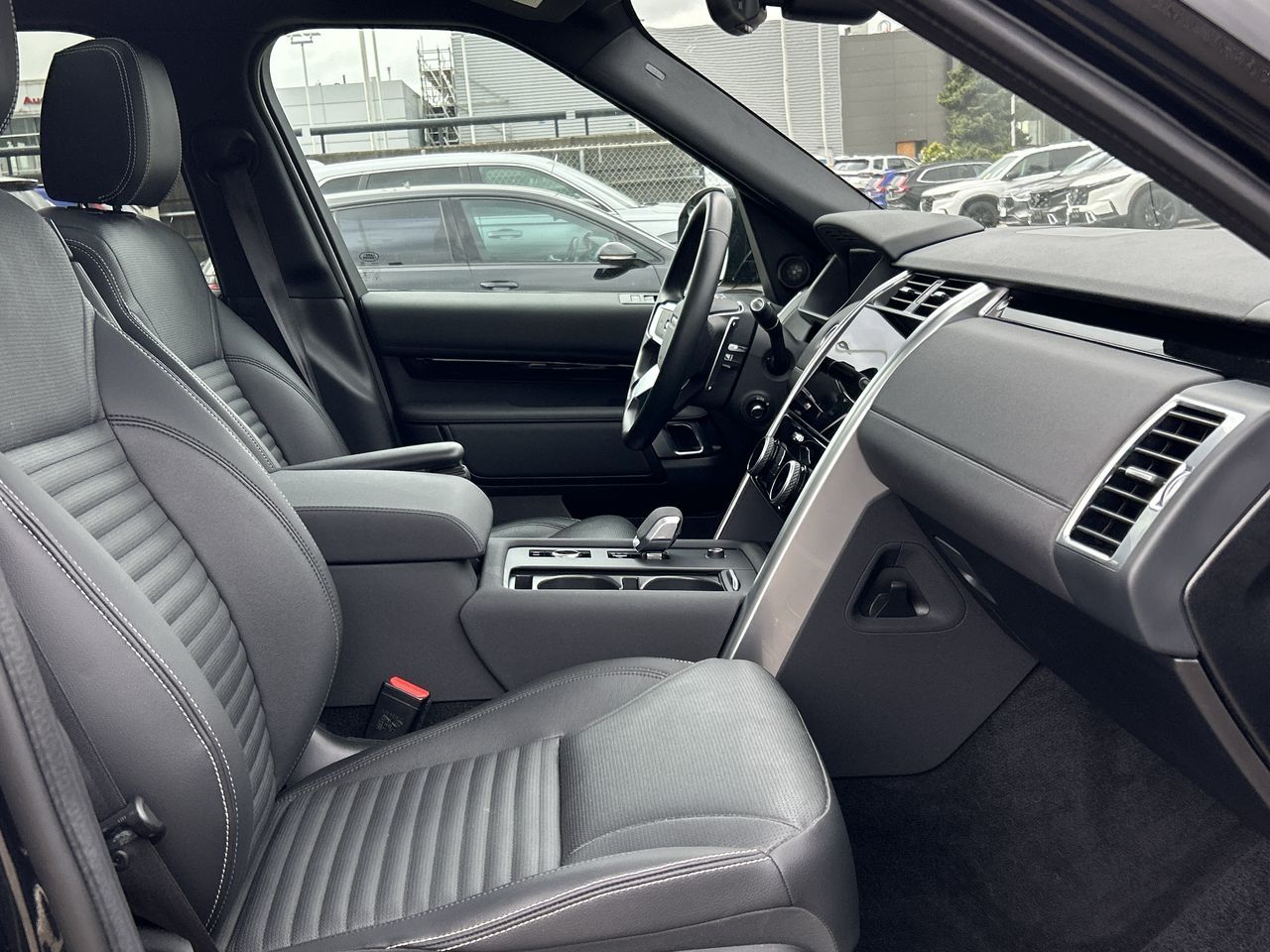 2023 Land Rover Discovery in North Vancouver, British Columbia
