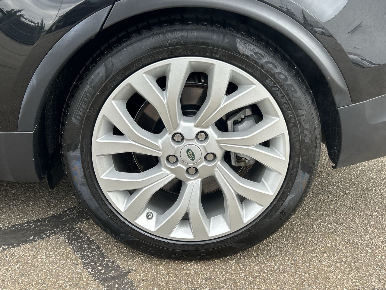 2023 Land Rover Discovery in North Vancouver, British Columbia