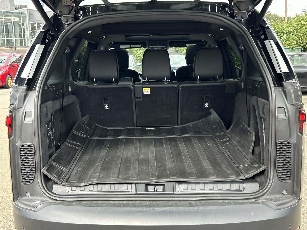 2023 Land Rover Discovery in North Vancouver, British Columbia