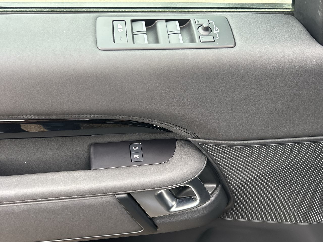 2023 Land Rover Discovery in North Vancouver, British Columbia