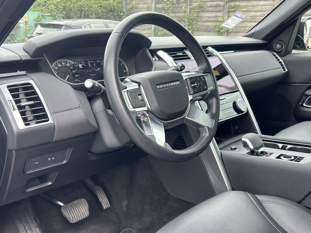 2023 Land Rover Discovery in North Vancouver, British Columbia