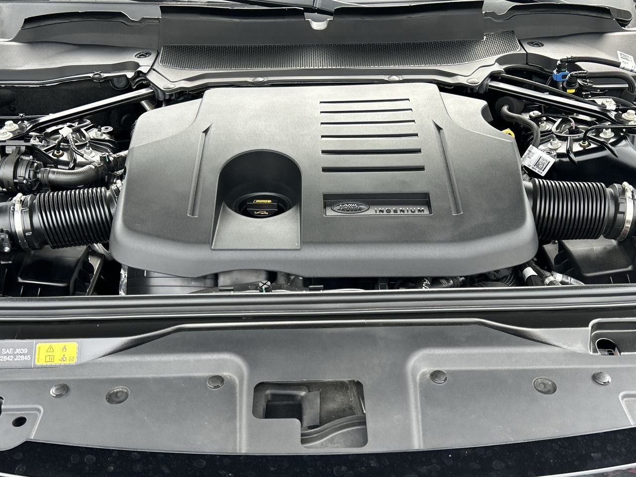 2023 Land Rover Discovery in North Vancouver, British Columbia