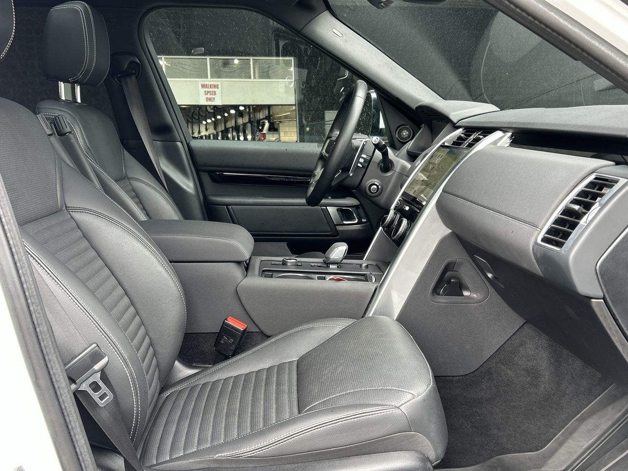 2023 Land Rover Discovery in North Vancouver, British Columbia