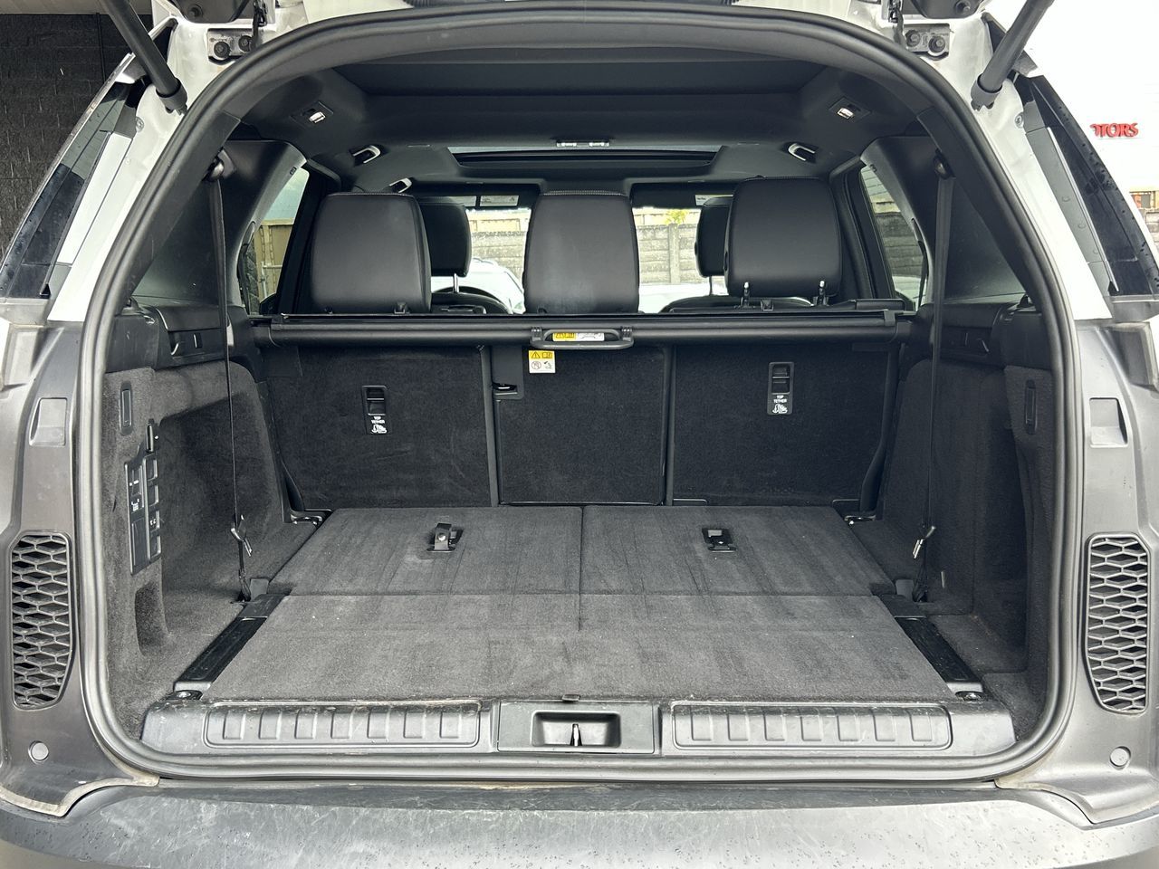 2023 Land Rover Discovery in North Vancouver, British Columbia