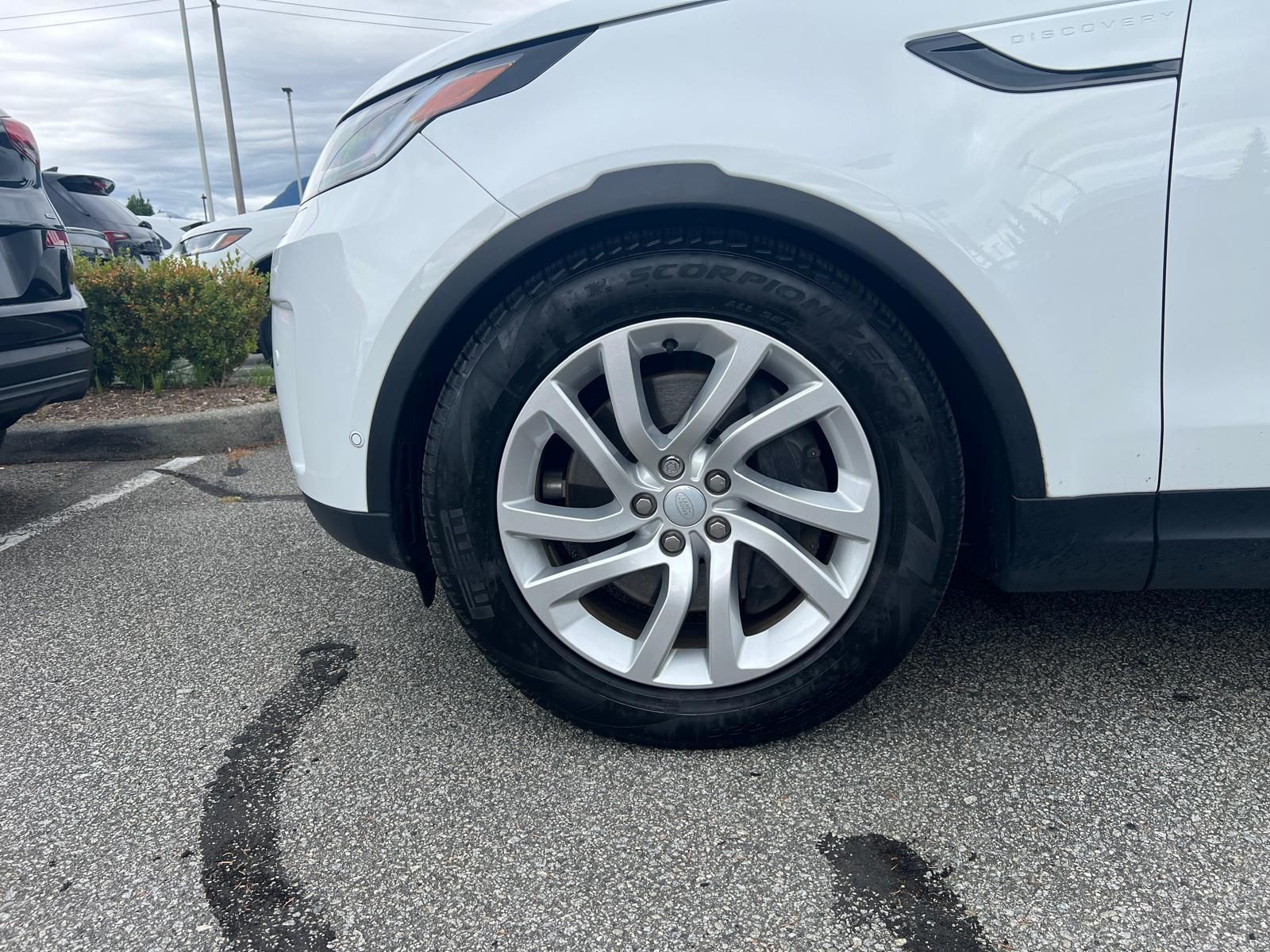 2023 Land Rover Discovery in North Vancouver, British Columbia