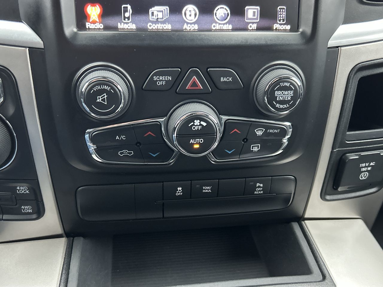 2017 Ram RAM 1500 Crew Cab 4x4 in North Vancouver, British Columbia