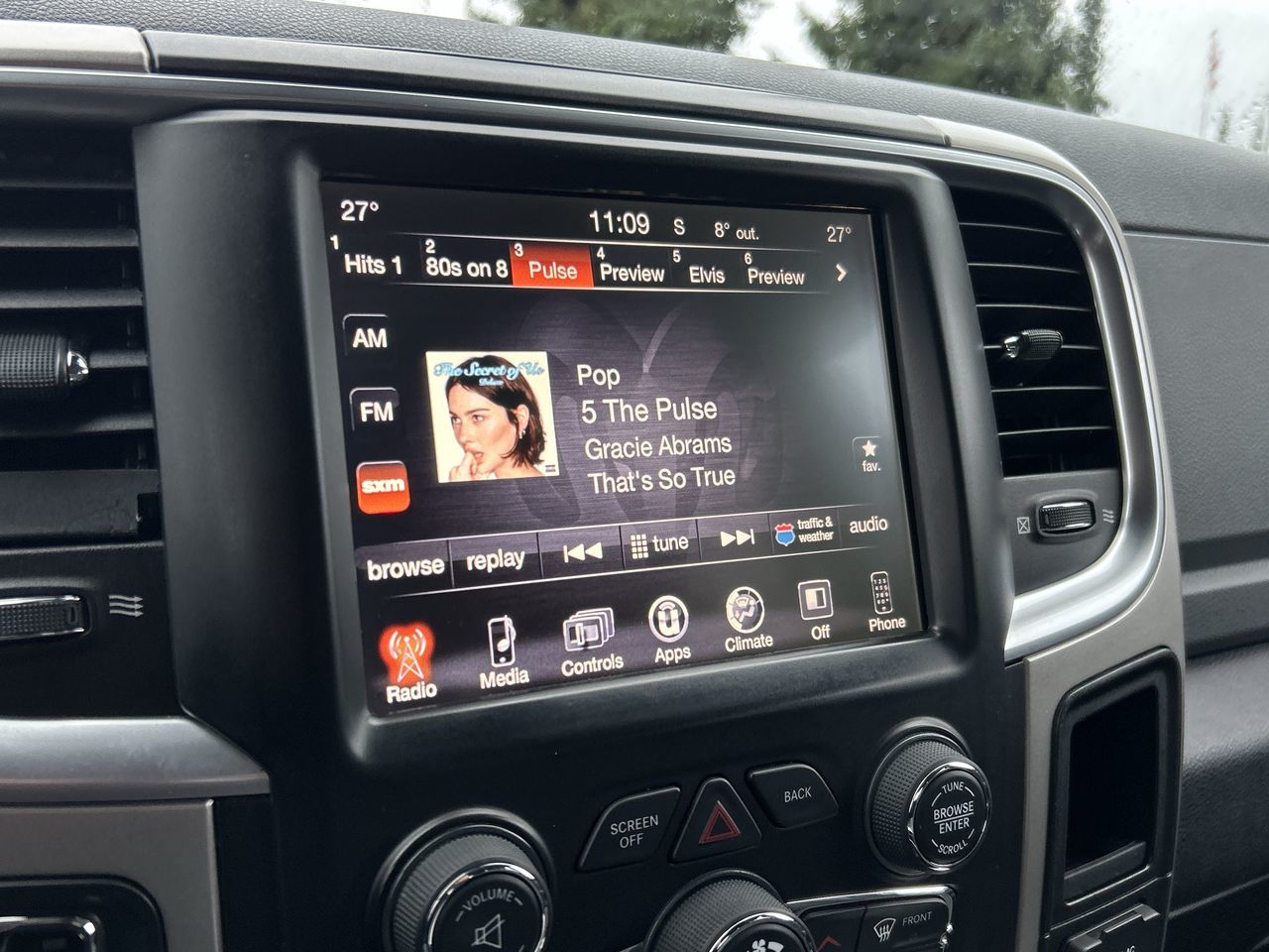 2017 Ram RAM 1500 Crew Cab 4x4 in North Vancouver, British Columbia