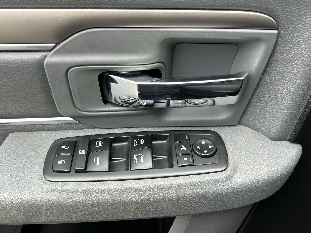 2017 Ram RAM 1500 Crew Cab 4x4 in North Vancouver, British Columbia