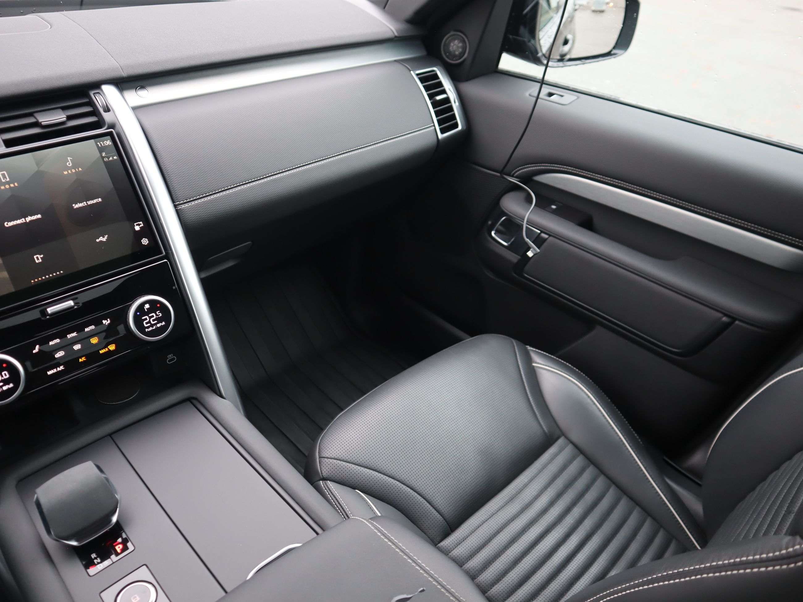 2023 Land Rover Discovery in Vancouver, British Columbia