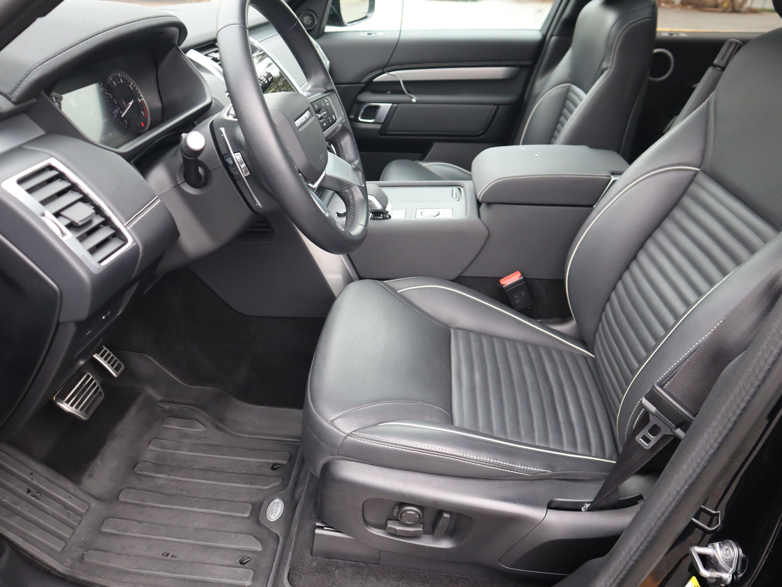 2023 Land Rover Discovery in Vancouver, British Columbia