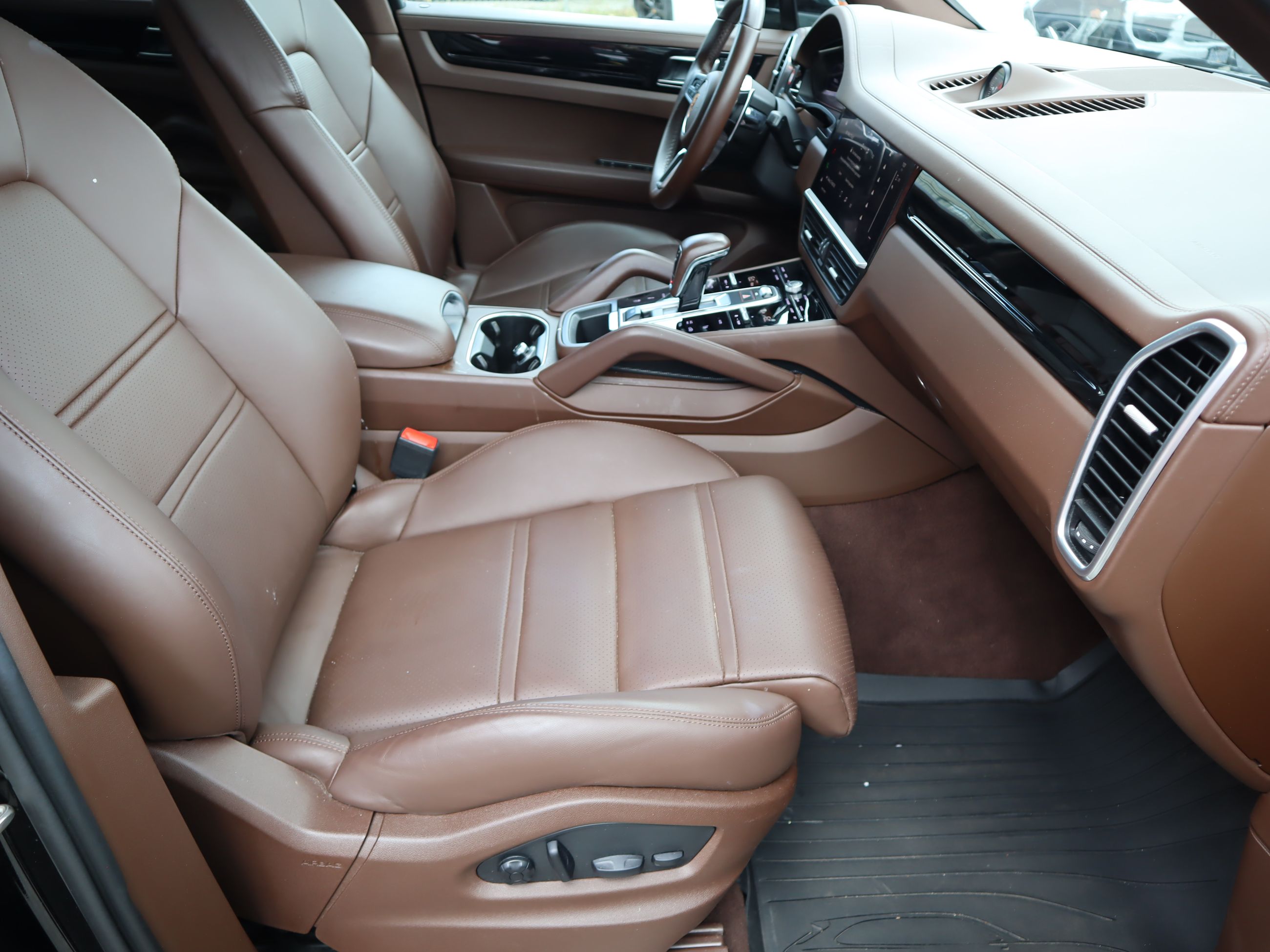 2023 Porsche Cayenne in Vancouver, British Columbia