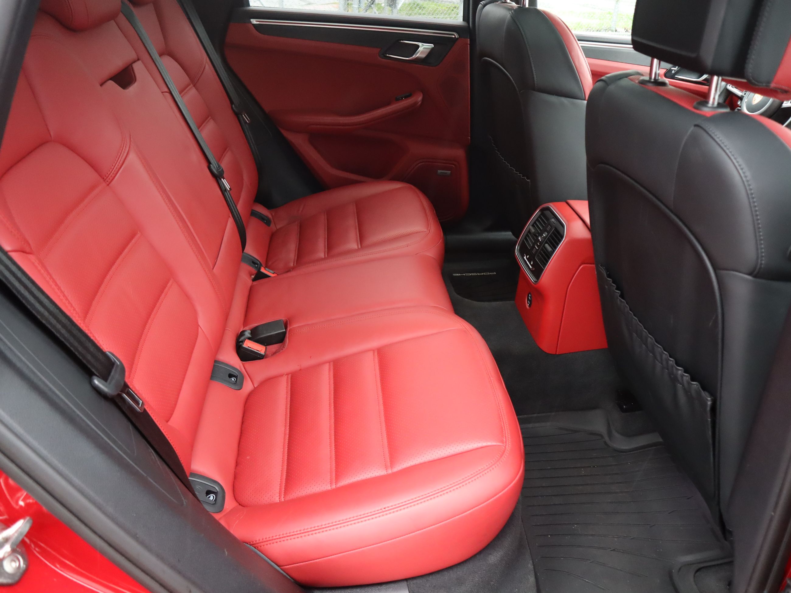 Porsche Macan  2020 à Vancouver, Colombie-Britannique