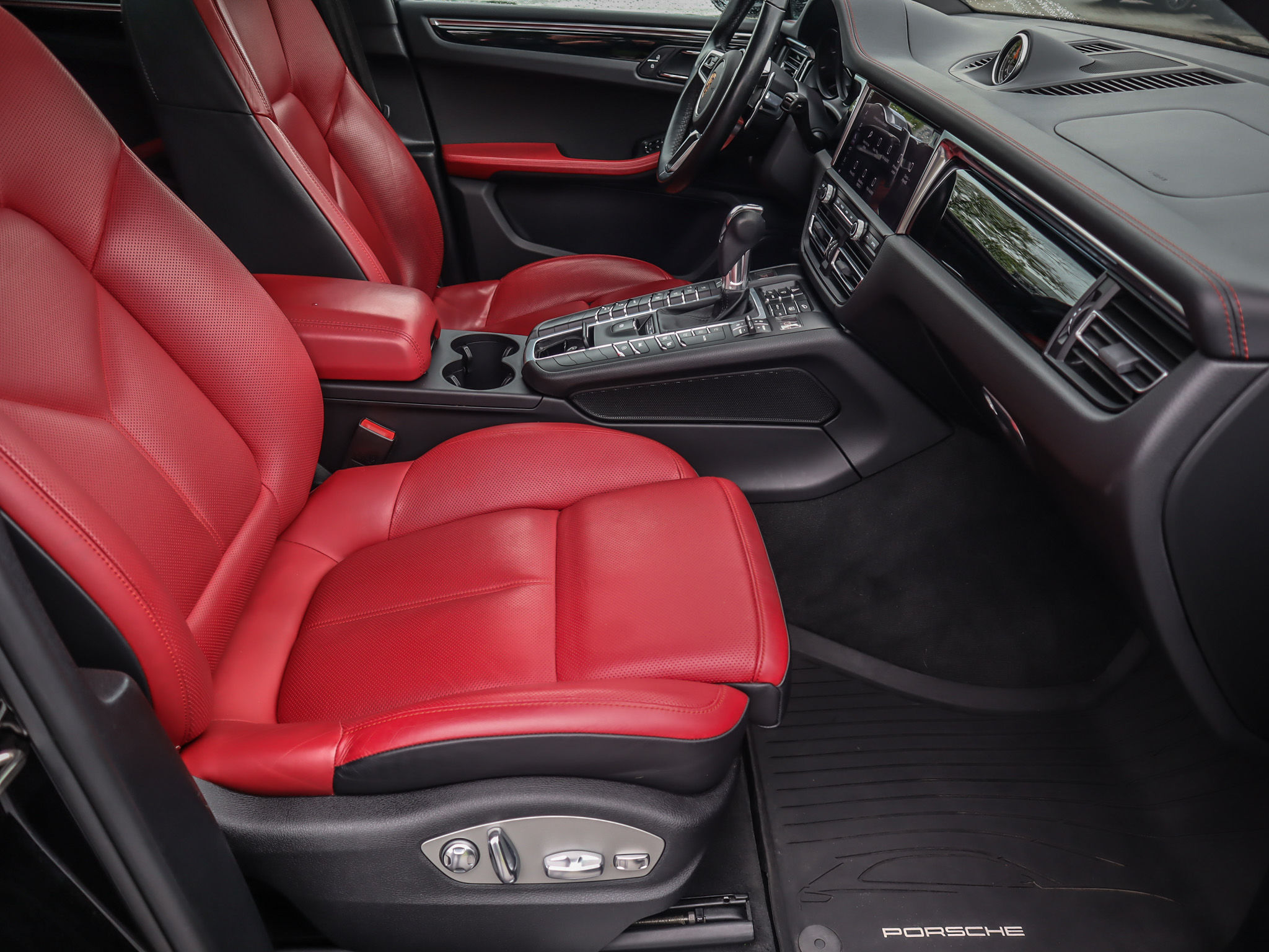 2021 Porsche Macan in Vancouver, British Columbia