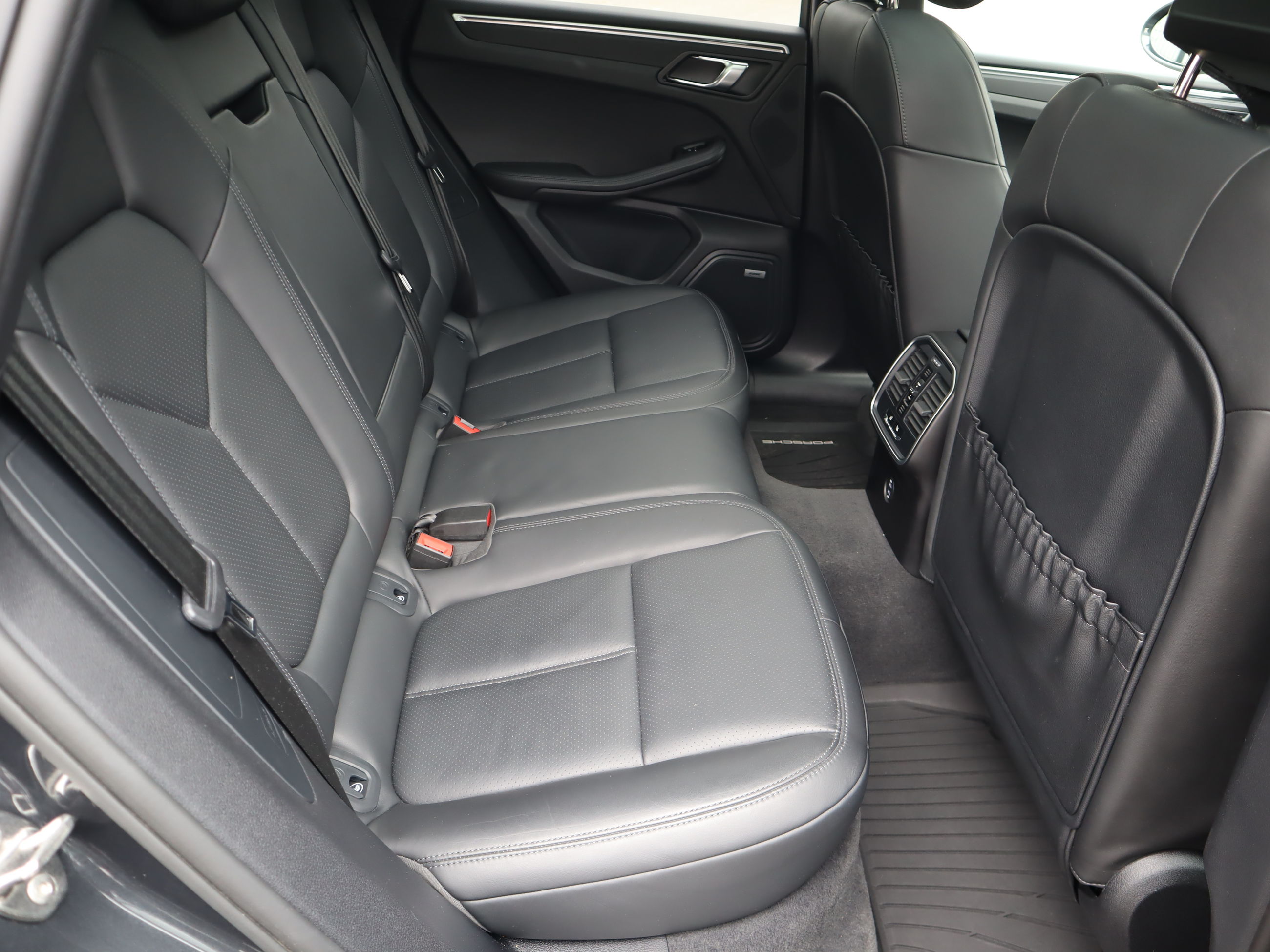 2022 Porsche Macan in Vancouver, British Columbia