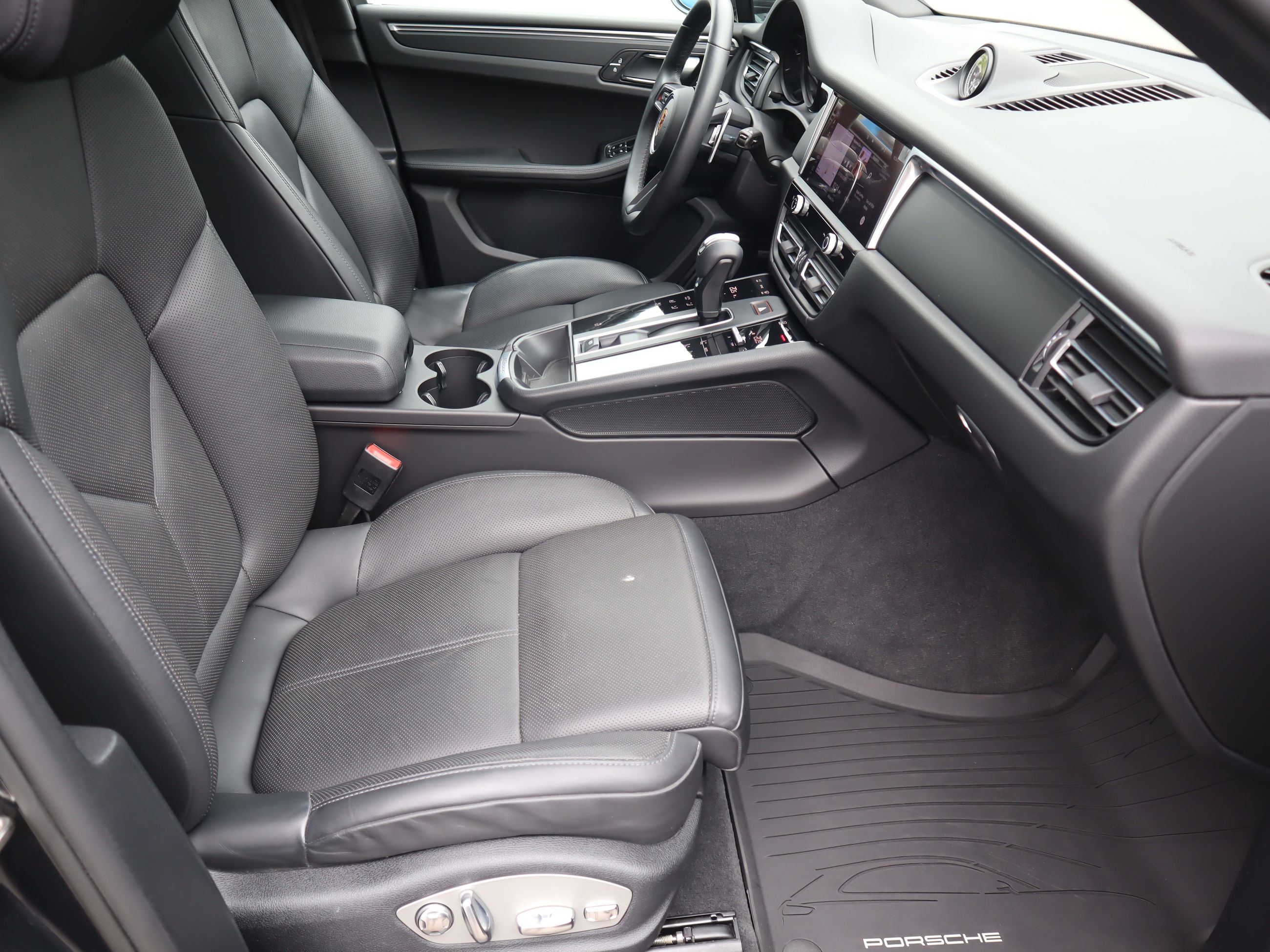 2022 Porsche Macan in Vancouver, British Columbia