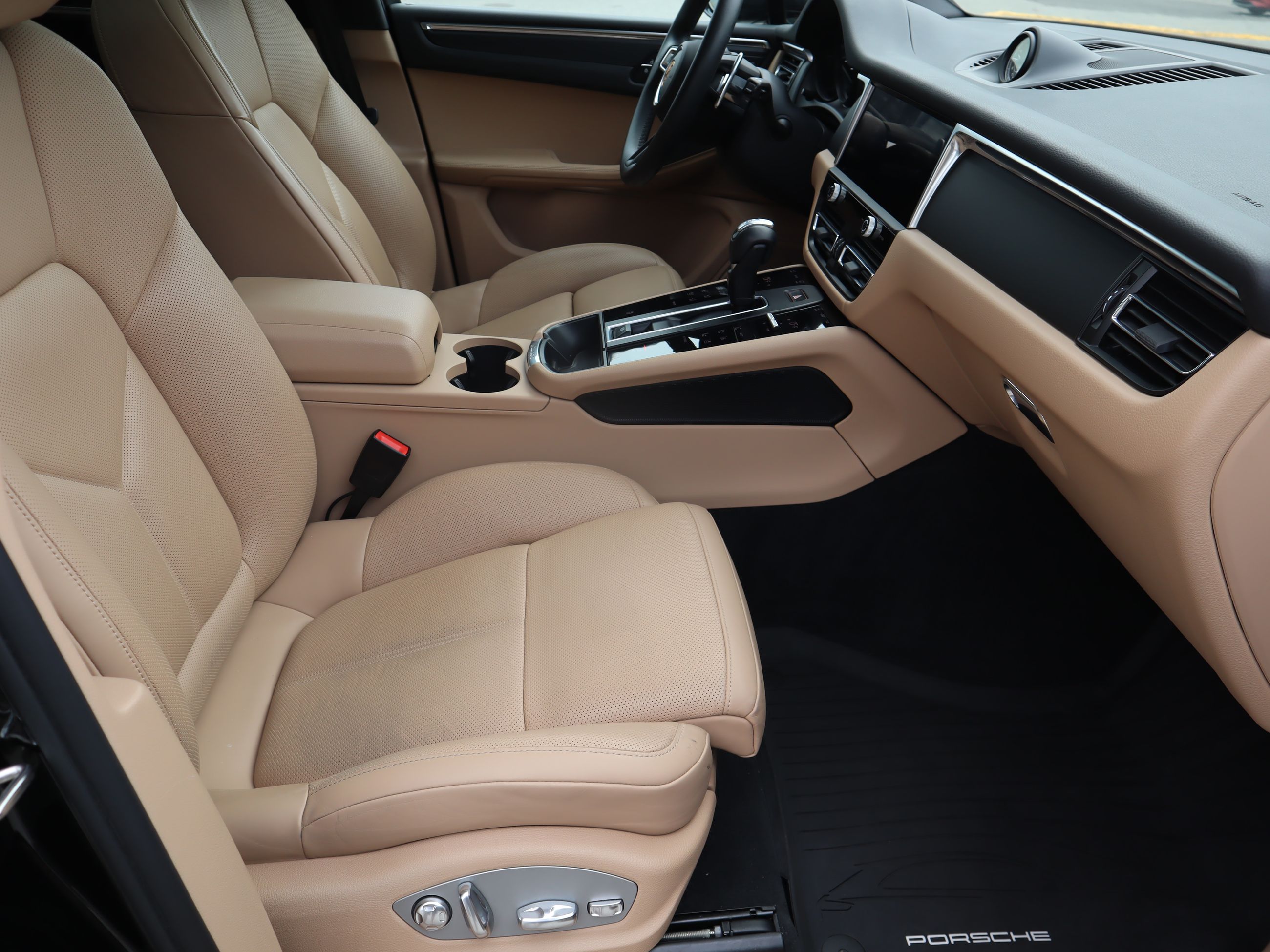 2023 Porsche Macan in Vancouver, British Columbia