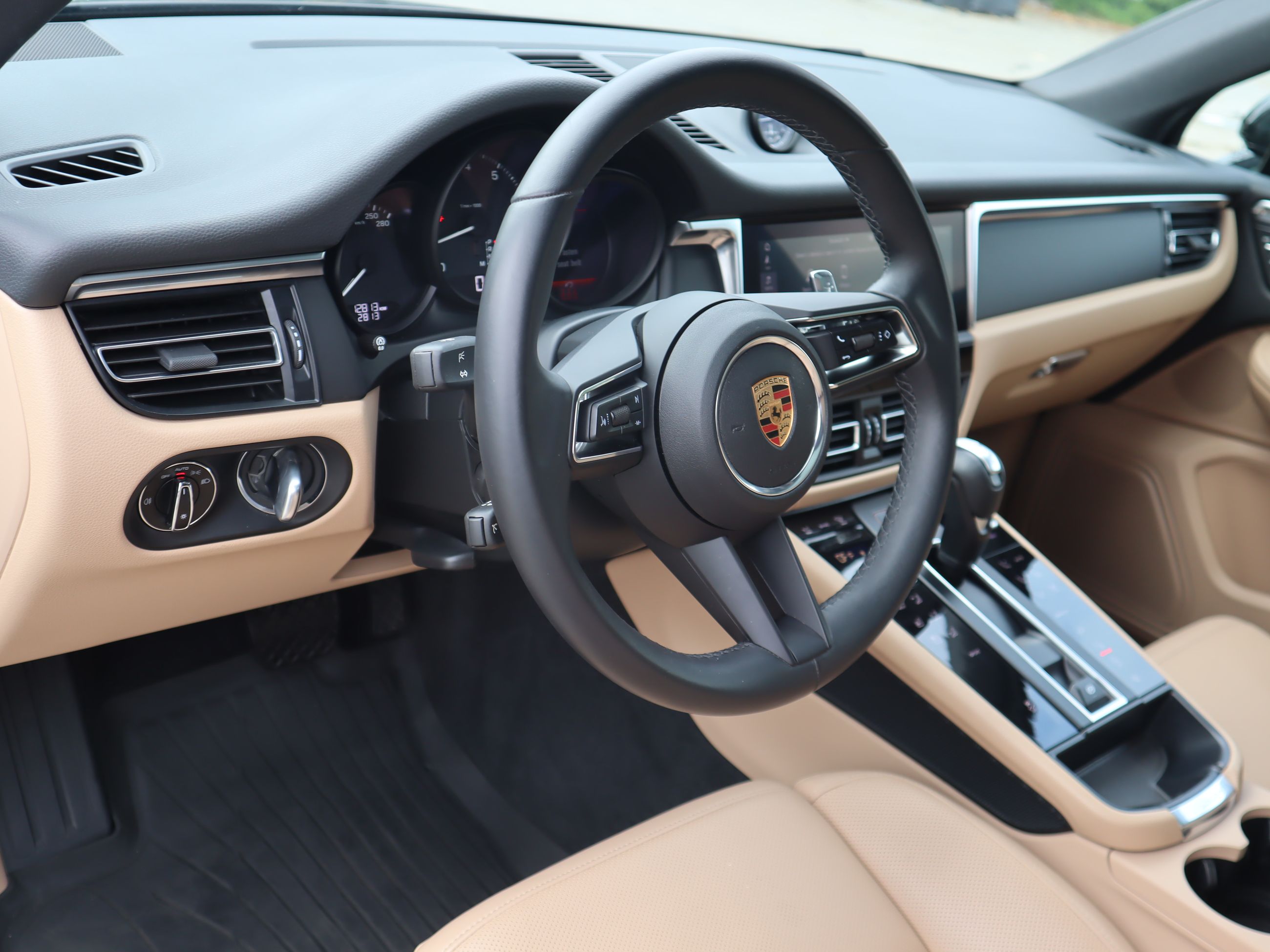 2023 Porsche Macan in Vancouver, British Columbia