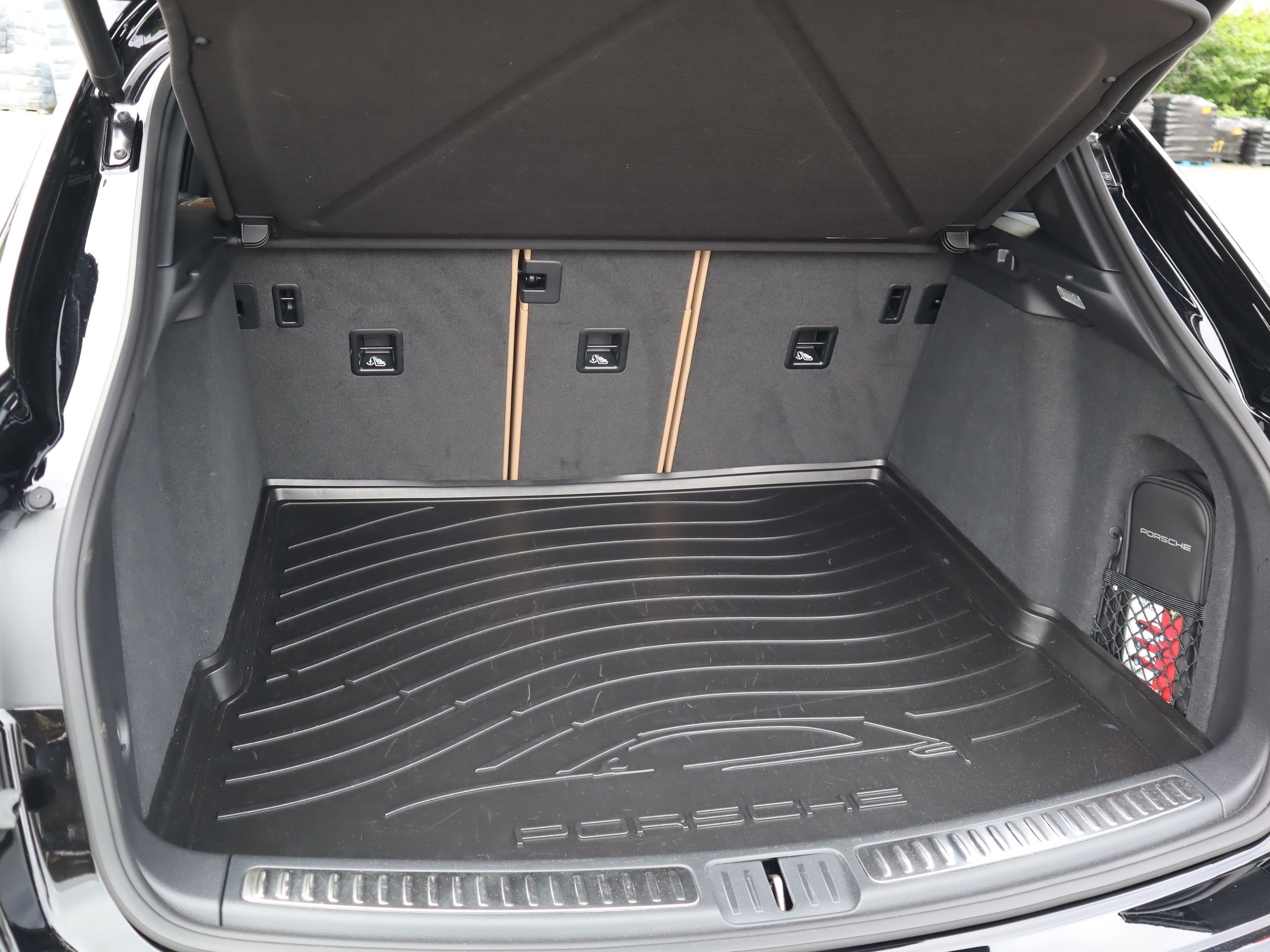 2023 Porsche Macan in Vancouver, British Columbia