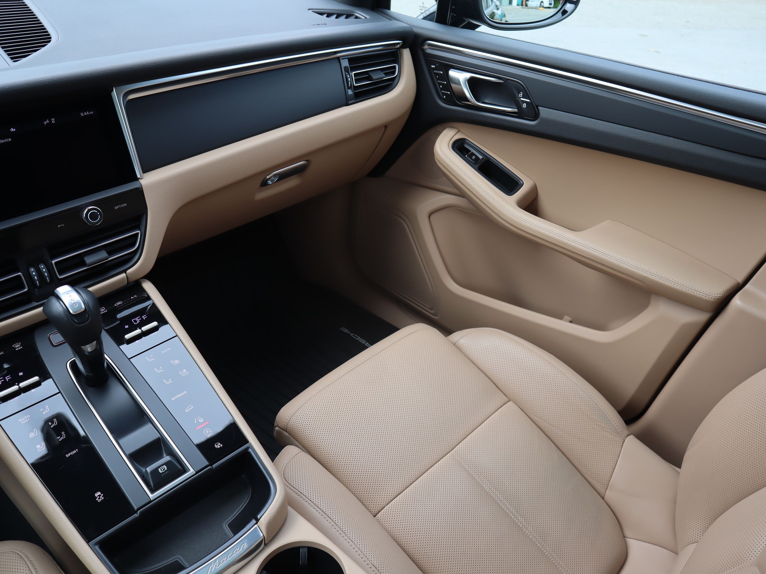 2023 Porsche Macan in Vancouver, British Columbia