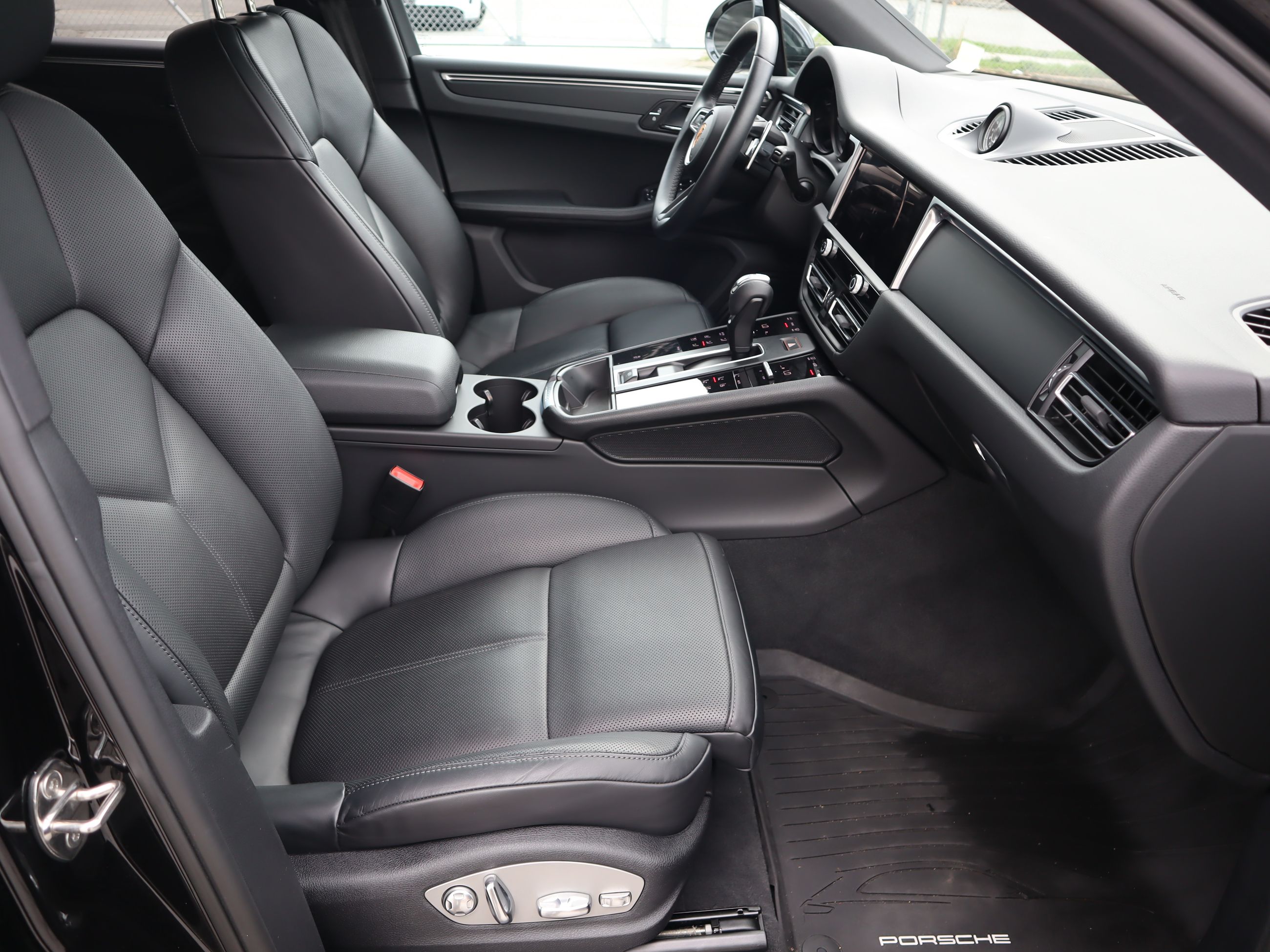 Porsche Macan  2023 à Vancouver, Colombie-Britannique