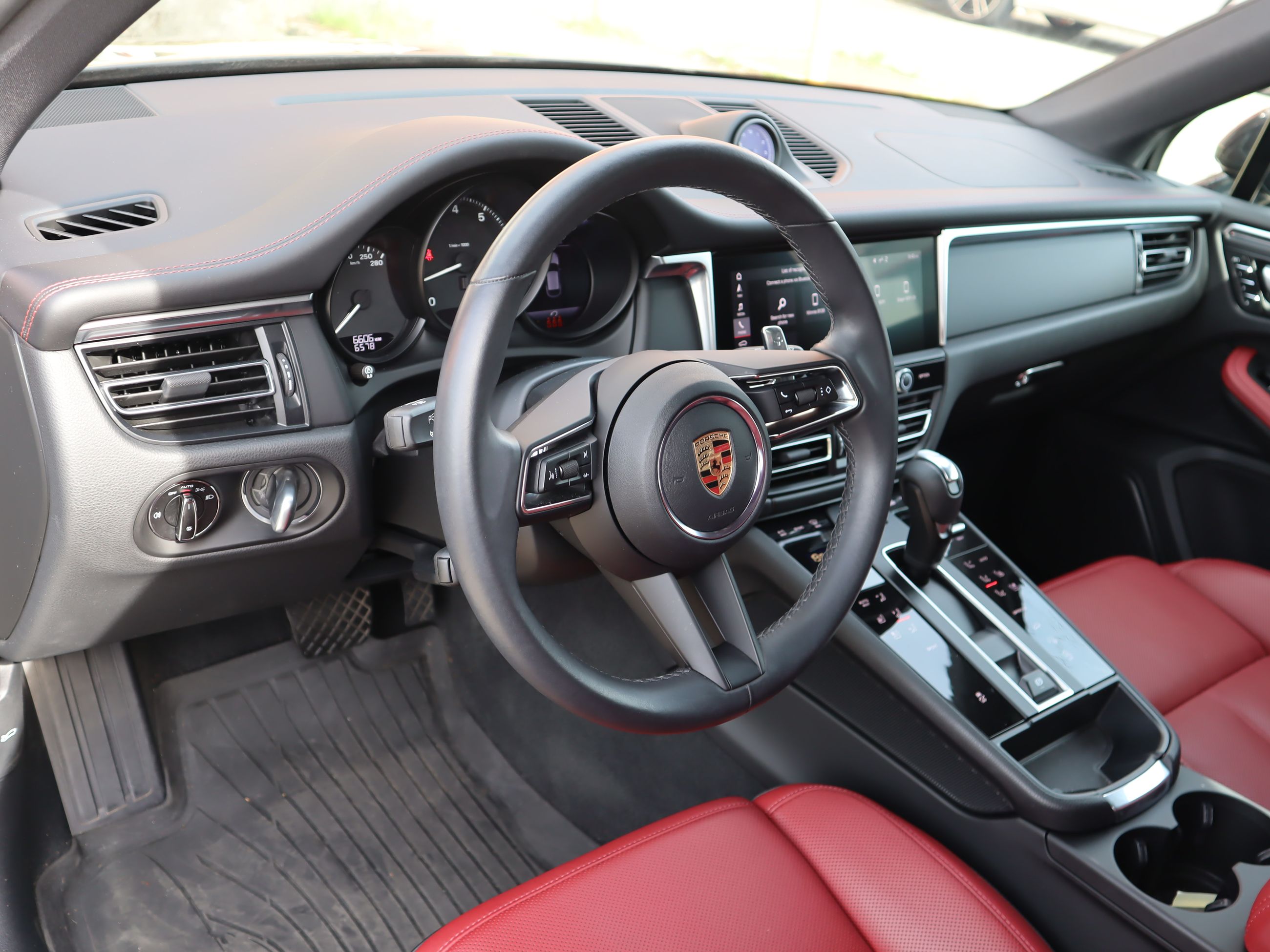 2023 Porsche Macan in Vancouver, British Columbia