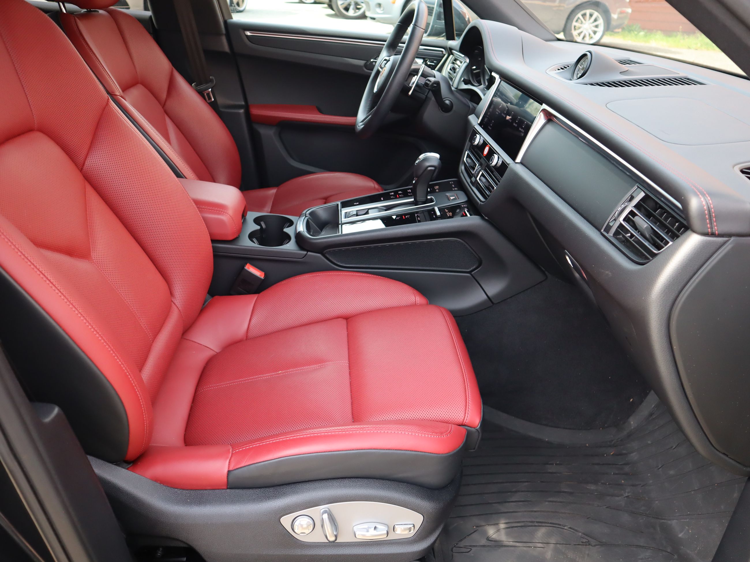 2023 Porsche Macan in Vancouver, British Columbia