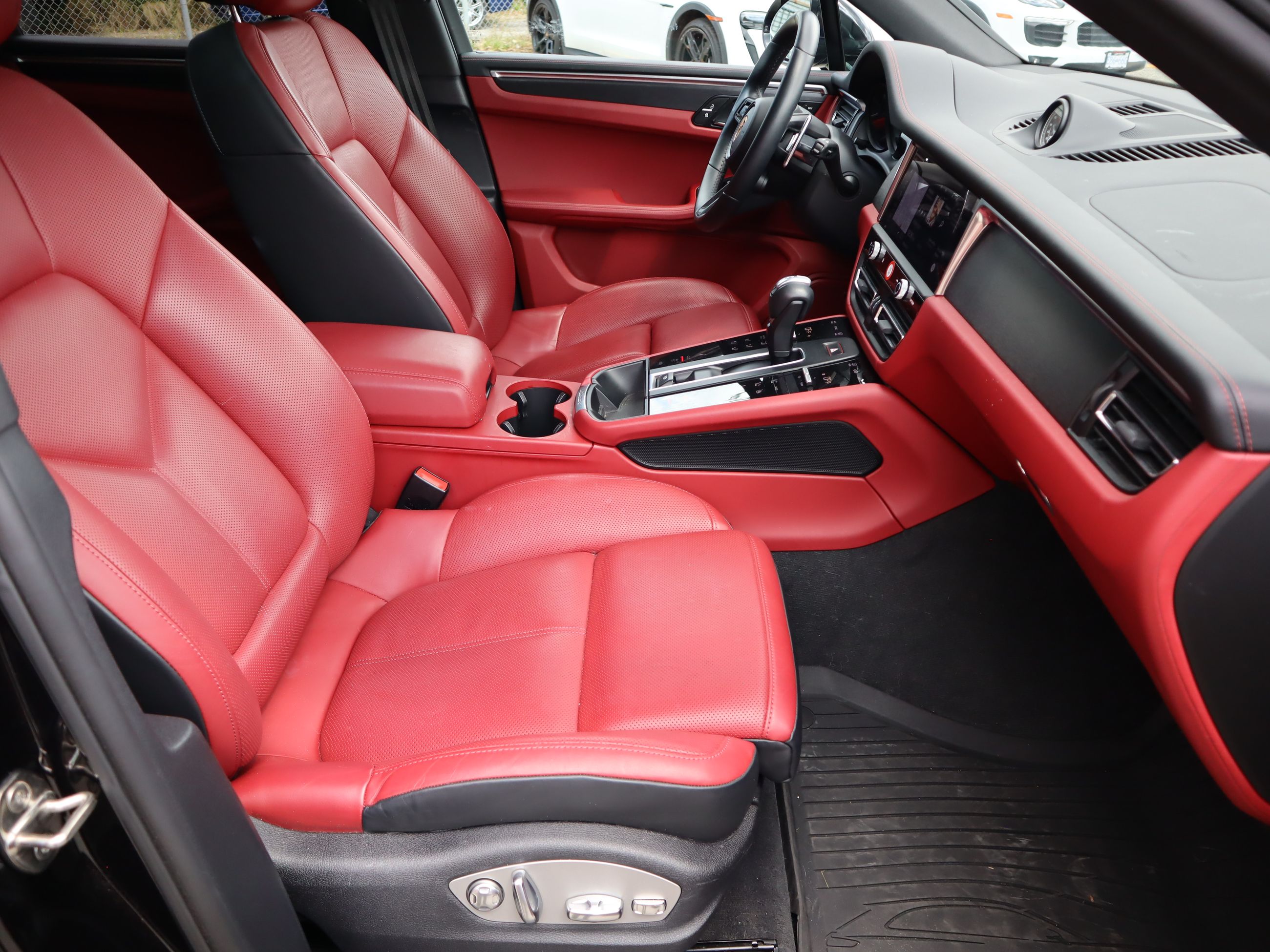 2023 Porsche Macan in Vancouver, British Columbia
