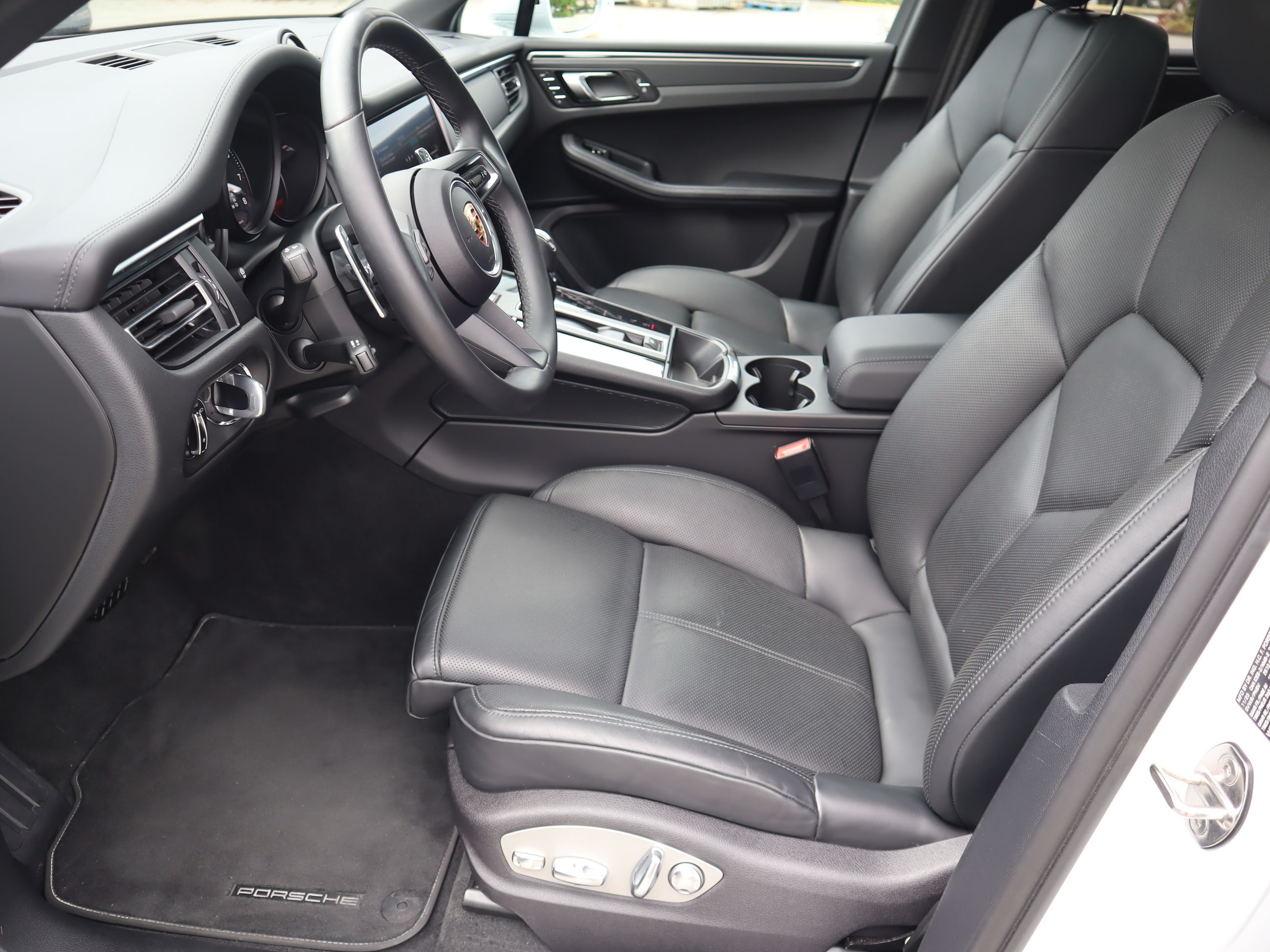 2024 Porsche Macan in Vancouver, British Columbia