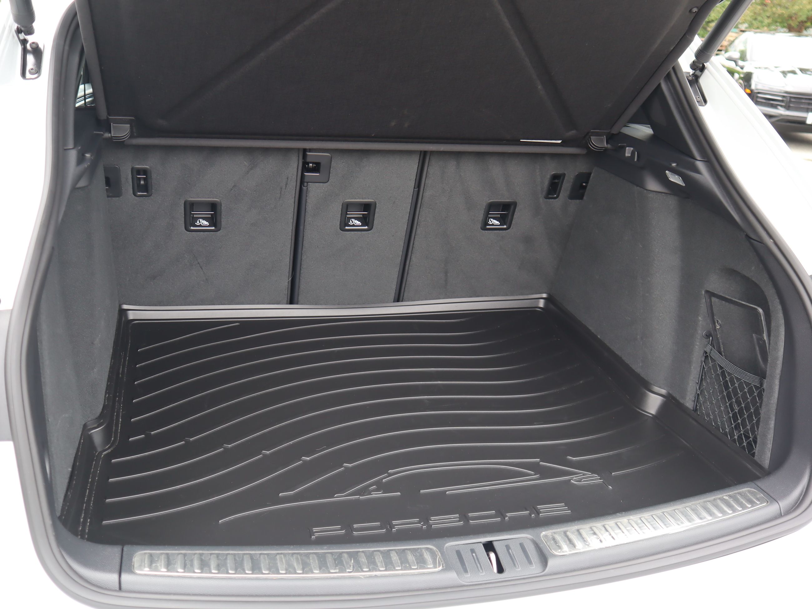 2024 Porsche Macan in Vancouver, British Columbia