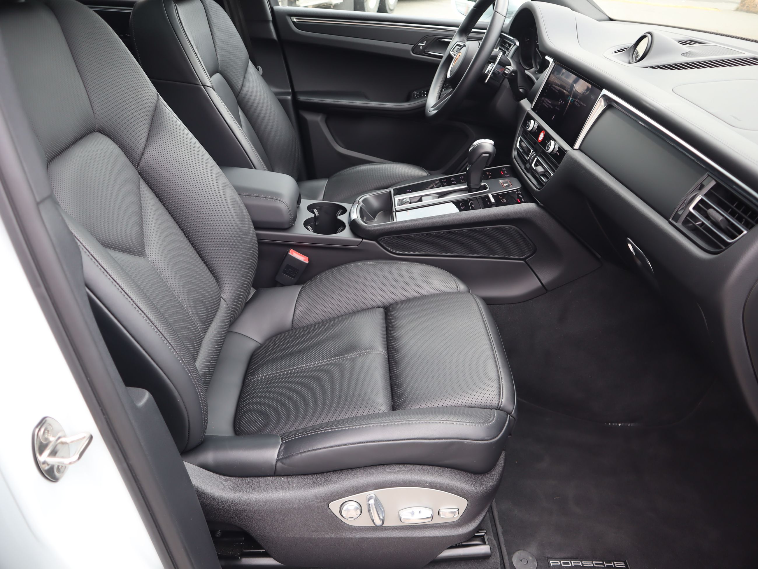 2024 Porsche Macan in Vancouver, British Columbia