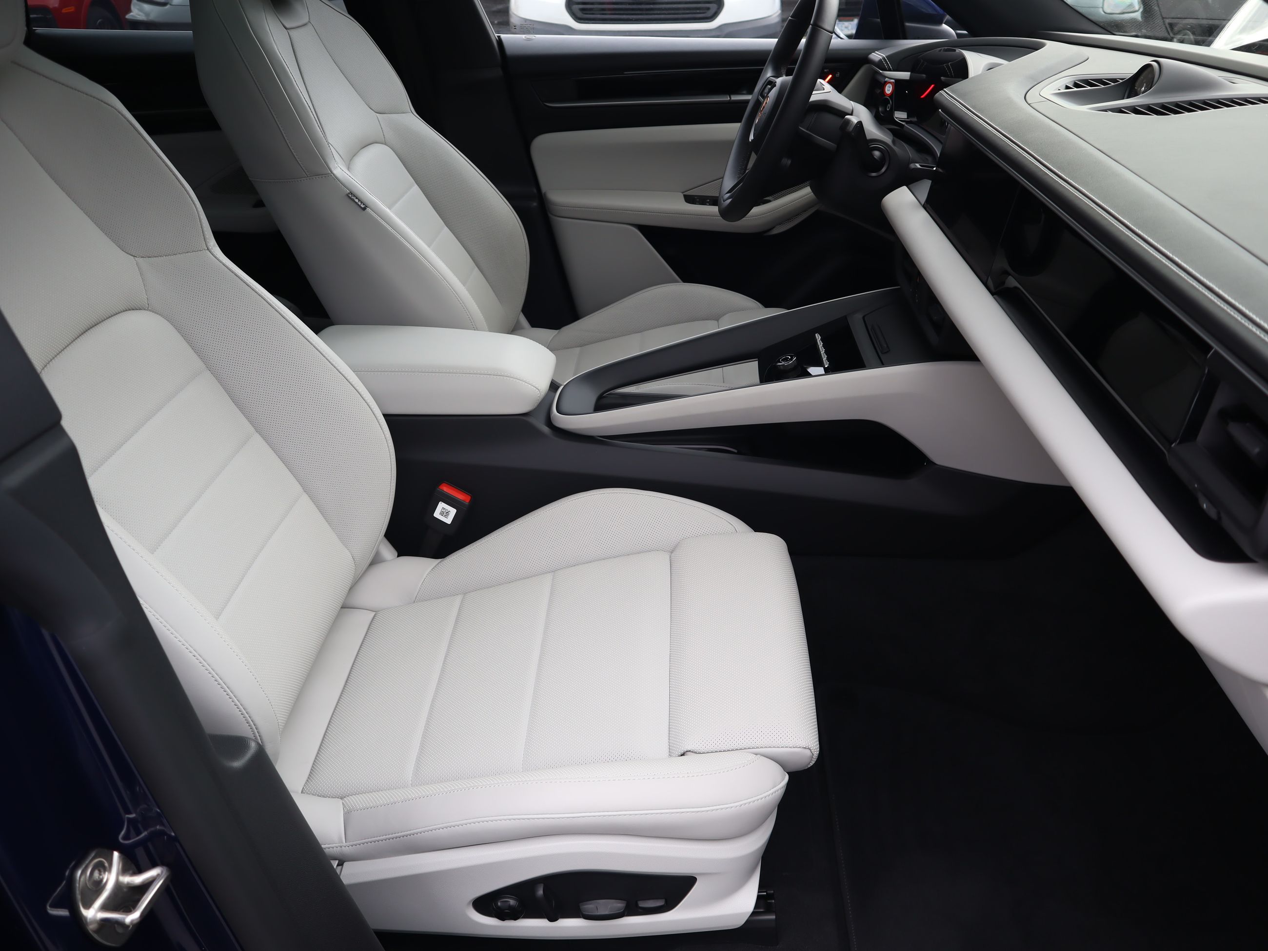 2024 Porsche Macan in Vancouver, British Columbia