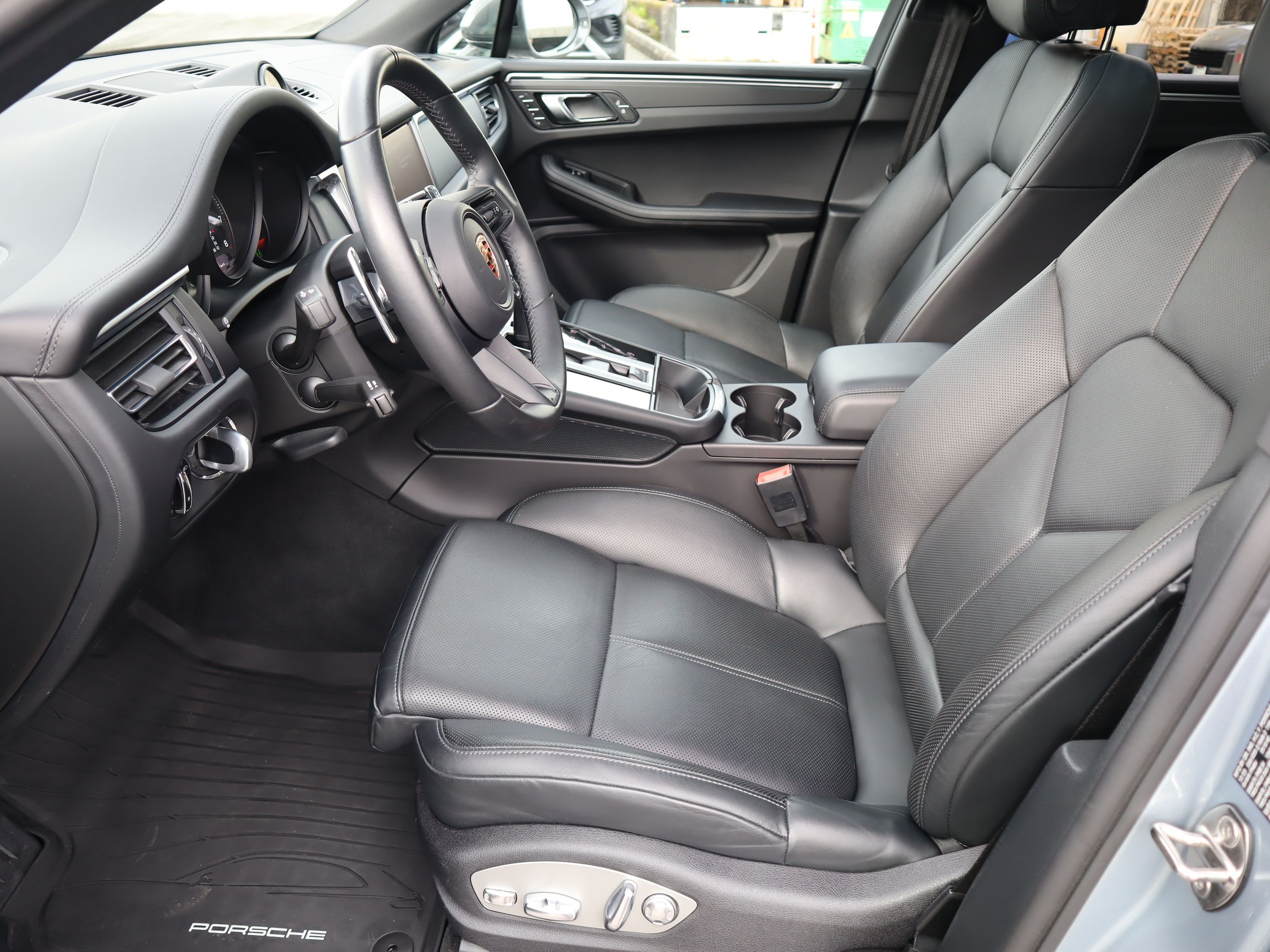 2024 Porsche Macan in Vancouver, British Columbia