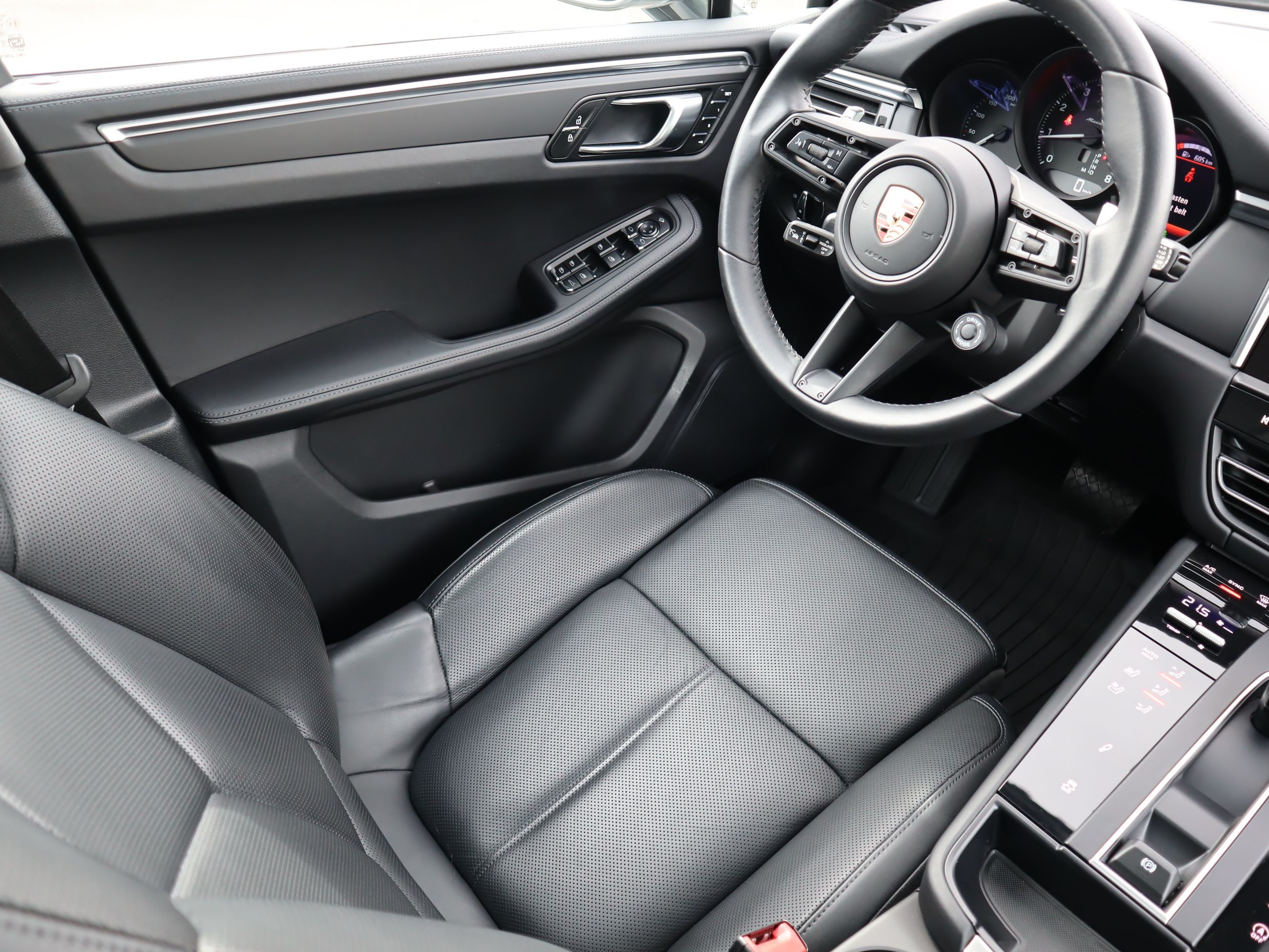 2024 Porsche Macan in Vancouver, British Columbia