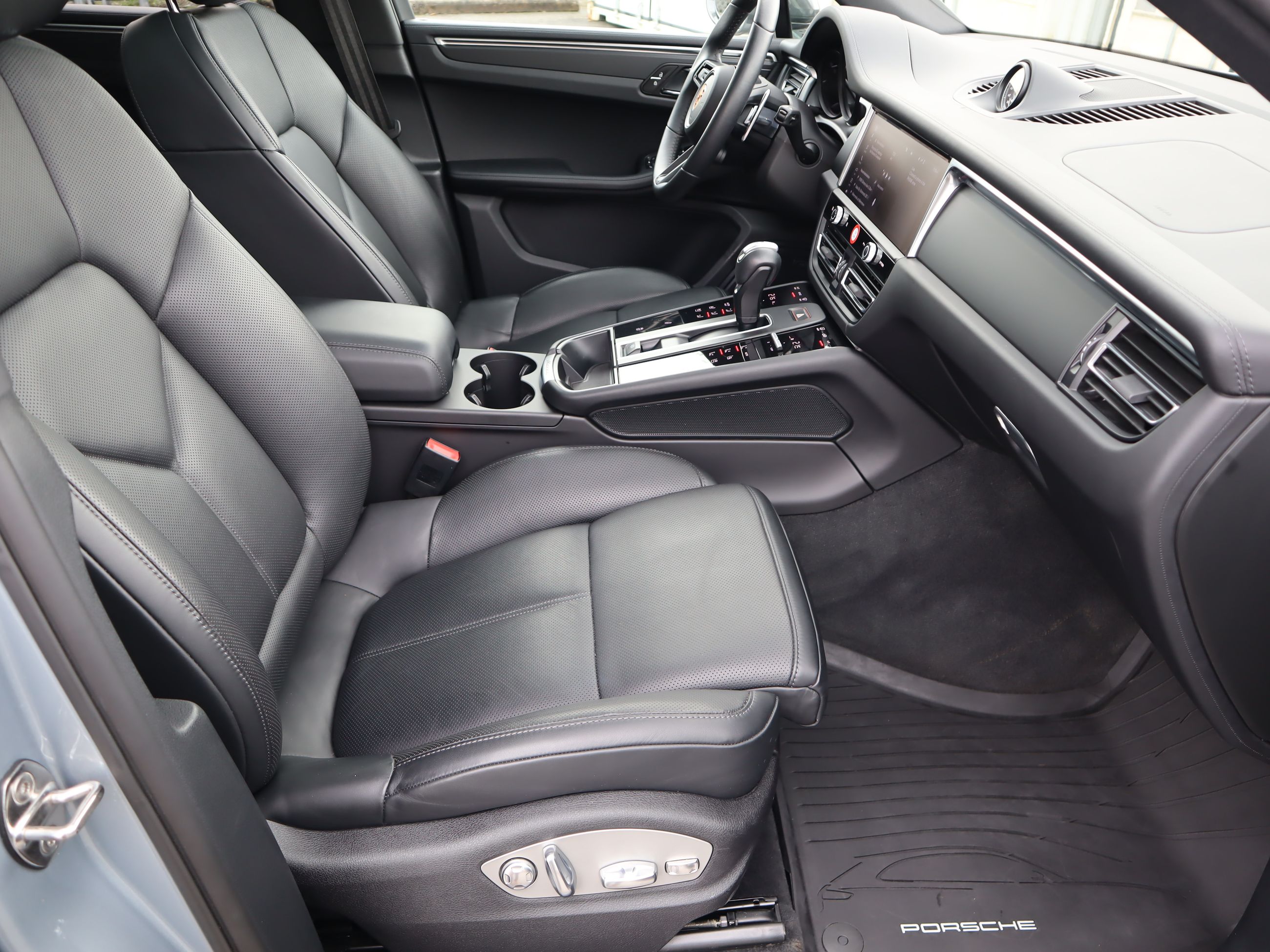 2024 Porsche Macan in Vancouver, British Columbia