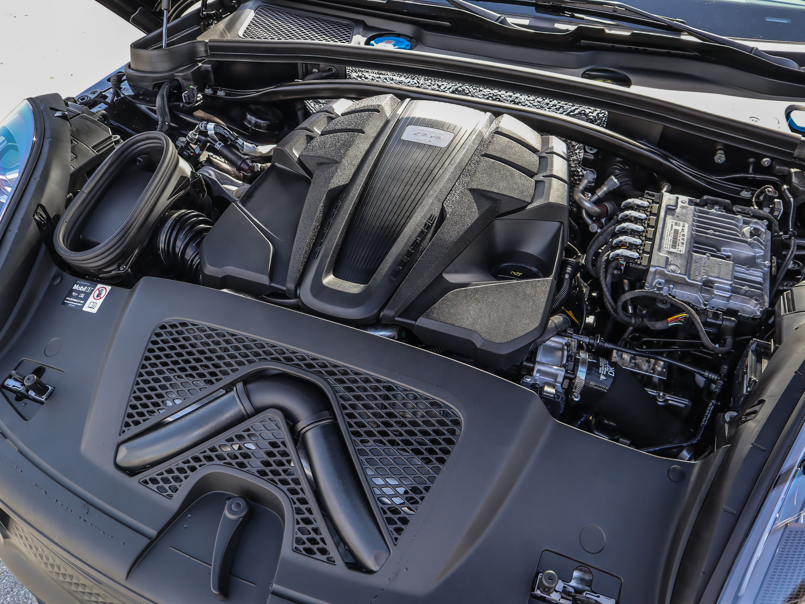 2025 Porsche Macan in Vancouver, British Columbia