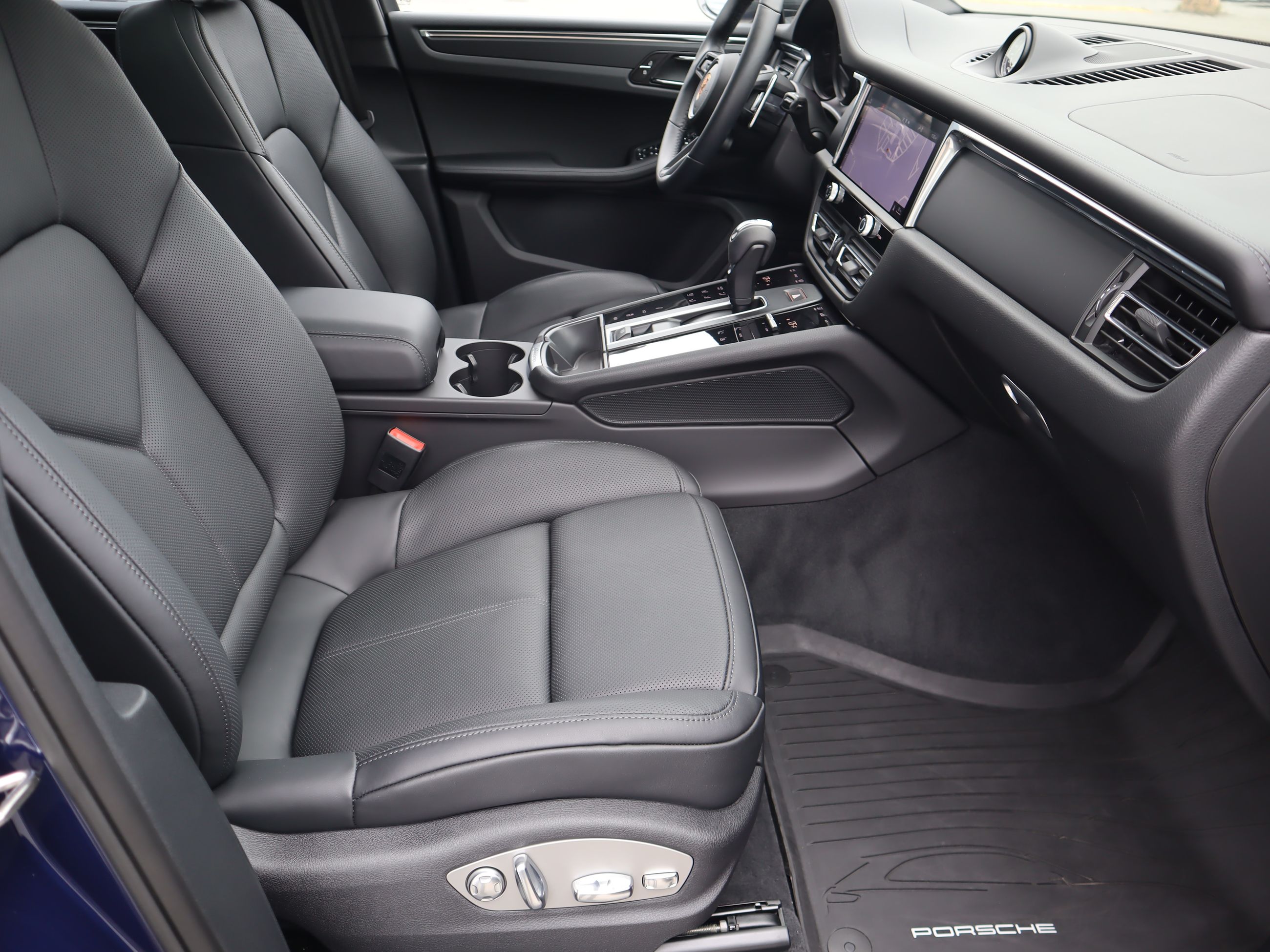 2025 Porsche Macan in Vancouver, British Columbia