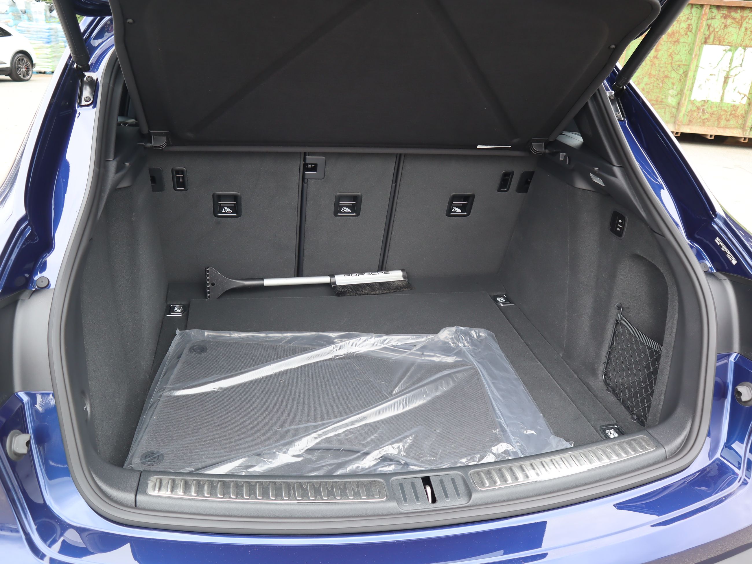 2025 Porsche Macan in Vancouver, British Columbia